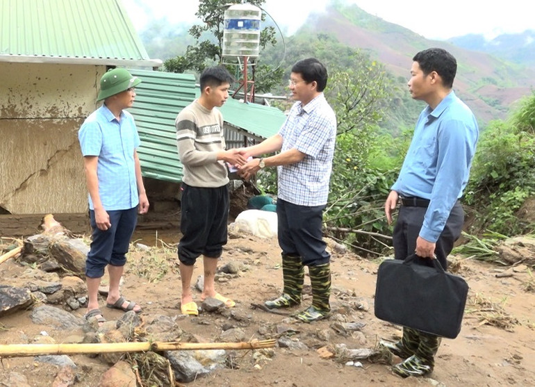 Đồng chí Mùa A Vảng, Ủy viên dự khuyết Trung ương, Bí thư Huyện ủy Điện Biên Đông trao hỗ trợ, động viên gia đình bị thiệt hại nặng nề do lũ quét ở Suối Lư. Đồng chí Mùa A Vảng, Ủy viên dự khuyết Trung ương, Bí thư Huyện ủy Điện Biên Đông trao hỗ trợ, động viên gia đình bị thiệt hại nặng nề do lũ quét ở Suối Lư.