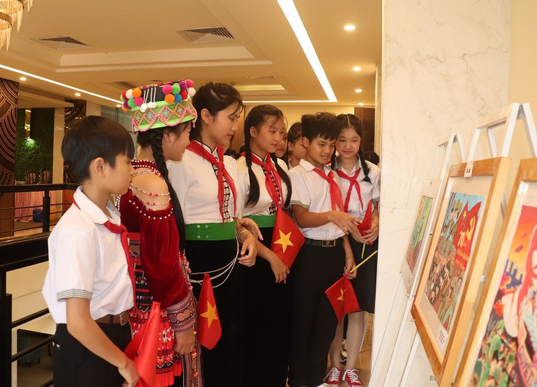 Các em thiếu niên, nhi đồng Điện Biên xem các bức tranh được trao giải cuộc thi.