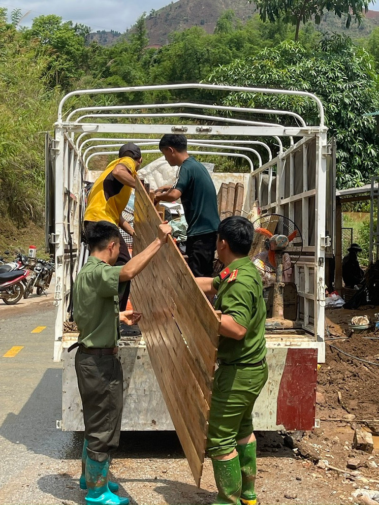 Giúp nhân dân di chuyển tài sản đến nơi an toàn.