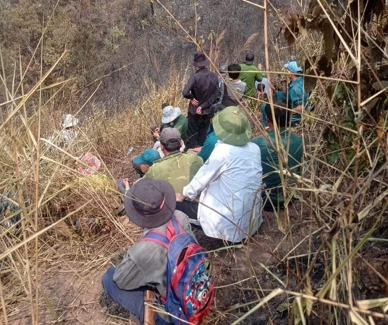 Khu vực gần khe núi nơi người dân bản Huổi Quang, xã Pa Tần phát hiện thi thể 3 bố con ông G. bị chết cháy.