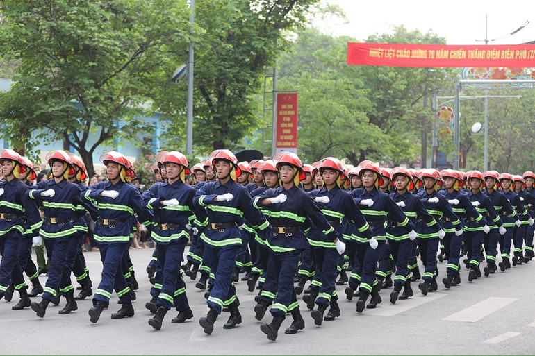 Khối lực lượng Cảnh sát phòng cháy, chữa cháy diễu hành qua các tuyến phố. Khối lực lượng Cảnh sát phòng cháy, chữa cháy diễu hành qua các tuyến phố.