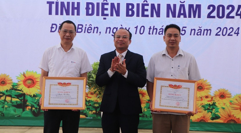 Ông Nguyễn Thanh Sơn, Giám đốc Sở Lao động, Thương binh và Xã hội tỉnh Điện Biên trao Bằng khen của Bộ Lao động, Thương binh và Xã hội cho tập thể, cá nhân có thành tích xuất sắc trong công tác bảo đảm an toàn vệ sinh lao động năm 2023.