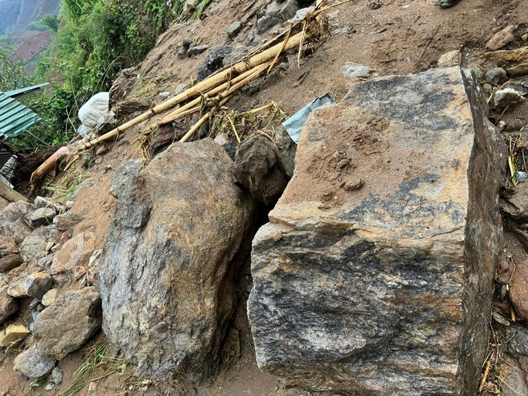 Rất nhiều tảng đá to như thế này theo dòng nước lũ tràn vào bản Suối Lư làm hư hỏng nhà dân.