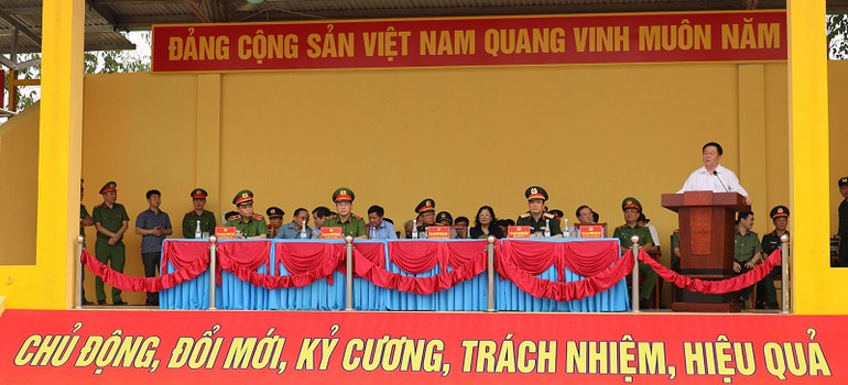 Đồng chí Nguyễn Trọng Nghĩa biểu dương cán bộ chiến sĩ công an nhân dân tham gia diễu binh, diễu hành. Ảnh: VĂN QUYẾT.