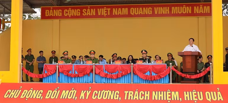 Đồng chí Nguyễn Trọng Nghĩa biểu dương cán bộ chiến sĩ công an nhân dân tham gia diễu binh, diễu hành. Ảnh: VĂN QUYẾT.