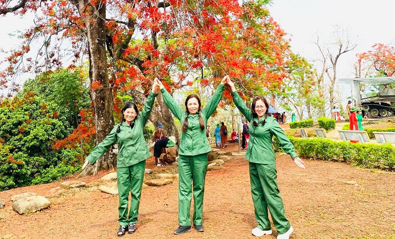 Tác giả Tô Hoàng Hợi (đầu tiên bên phải) trong chuyến về thăm đồi A1 lịch sử vừa qua.