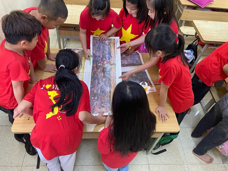 Học sinh lớp 3A3 Trường Tiểu học Hà Nội - Điện Biên Phủ hào hứng cắt tranh panorama làm tư liệu học tập trong lớp.