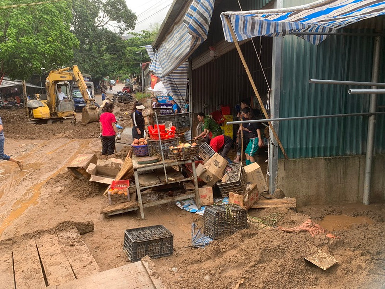 Dự kiến việc khắc phục hậu quả lũ quét tại bản Suối Lư phải kéo dài trong vài ngày tới.