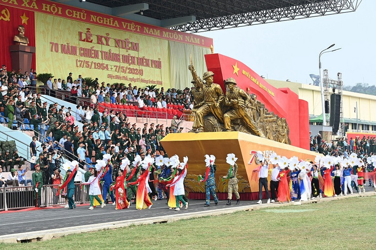 Cụm tượng đài kéo pháo với dòng chữ "Quyết chiến quyết thắng" tiến qua lễ đài.