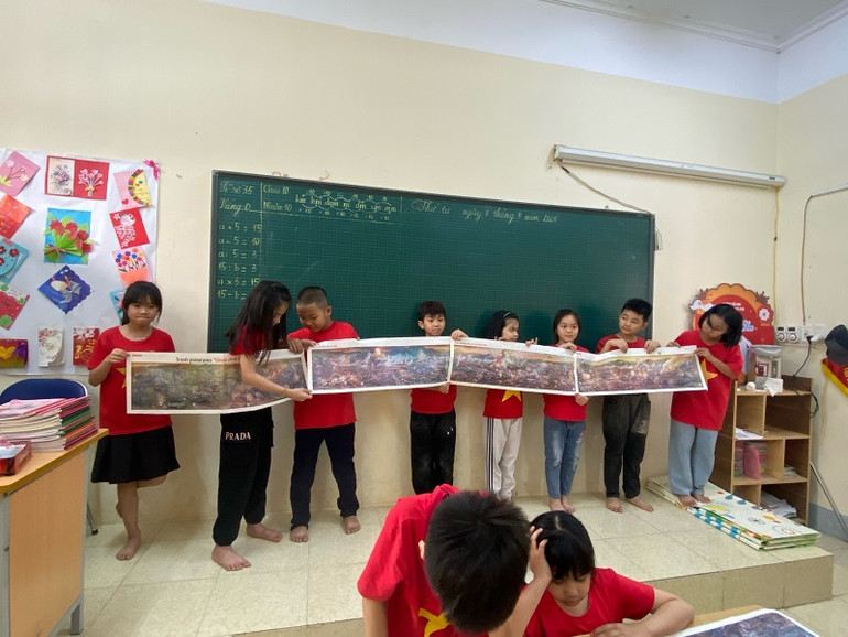 Sau công đoạn cắt, học sinh lớp 3A3 Trường Tiểu học Hà Nội - Điện Biên Phủ đã ghép thành bức tranh hoàn hảo.