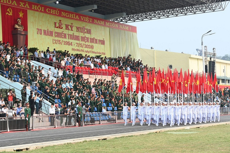 Đội quân kỳ tiến qua lễ đài.