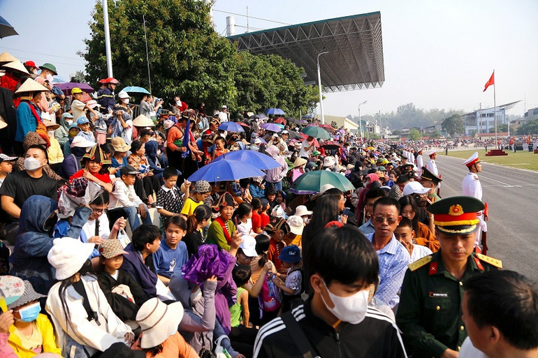 Những ngày qua có rất đông người dân trong tỉnh Điện Biên đổ về Sân vận động và các khu vực luyện tập của các lực lượng theo dõi, cổ vũ. Những ngày qua có rất đông người dân trong tỉnh Điện Biên đổ về Sân vận động và các khu vực luyện tập của các lực lượng theo dõi, cổ vũ.