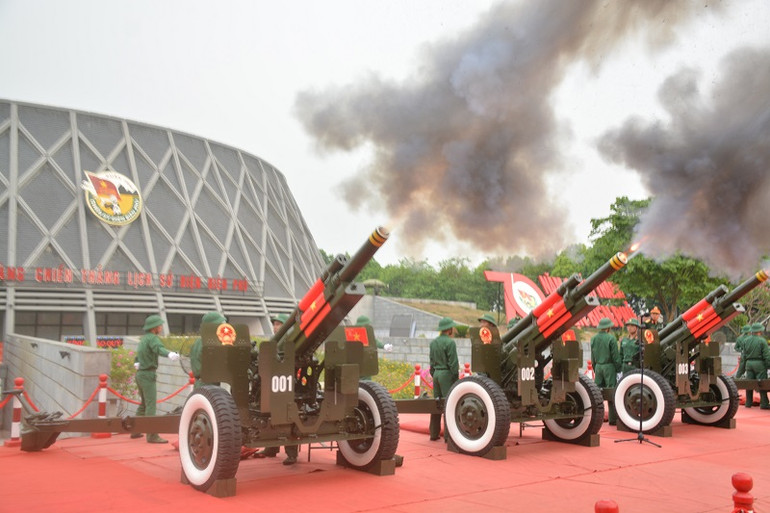 Cùng thời điểm thực hiện nghi lễ chào cờ tại Sân vận động tỉnh Điện Biên thì đội pháo lễ tại Bảo tàng Chiến thắng Điện Biên Phủ bắn loạt 21 phát đại bác. Cùng thời điểm thực hiện nghi lễ chào cờ tại Sân vận động tỉnh Điện Biên thì đội pháo lễ tại Bảo tàng Chiến thắng Điện Biên Phủ bắn loạt 21 phát đại bác.