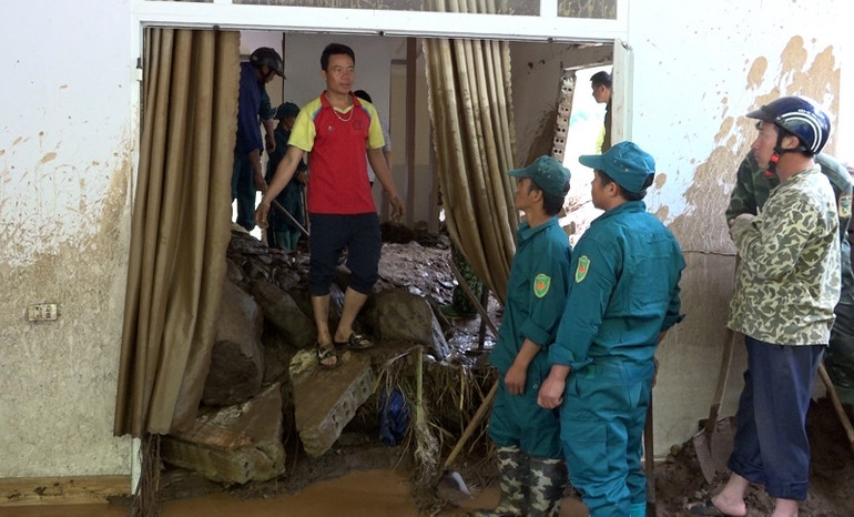 Thành viên Ban Chỉ huy phòng, chống thiên tai-Tìm kiếm cứu nạn xã Phì Nhừ hỗ trợ các gia đình bản Suối Lư khắc phục hậu quả trận lũ. Thành viên Ban Chỉ huy phòng, chống thiên tai-Tìm kiếm cứu nạn xã Phì Nhừ hỗ trợ các gia đình bản Suối Lư khắc phục hậu quả trận lũ.