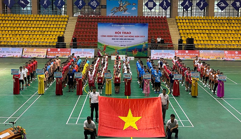 Các đoàn vận động viên làm lễ chào cờ trong buổi khai mạc hội thao ngành cao-su được tổ chức tại Điện Biên, sáng 28/5.