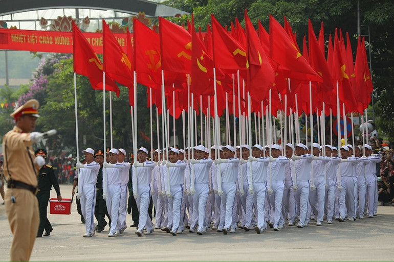 Khối Hồng Kỳ diễu hành trên các tuyến phố trong trung tâm thành phố Điện Biên Phủ. Khối Hồng Kỳ diễu hành trên các tuyến phố trong trung tâm thành phố Điện Biên Phủ.