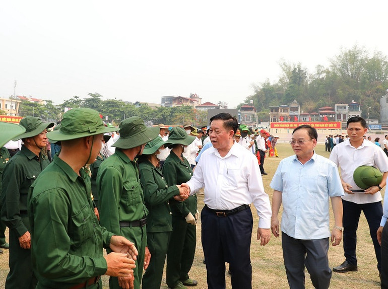 Đồng chí Nguyễn Trọng Nghĩa động viên các lực lượng tập luyện diễu binh, diễu hành tại Sân vận động tỉnh.