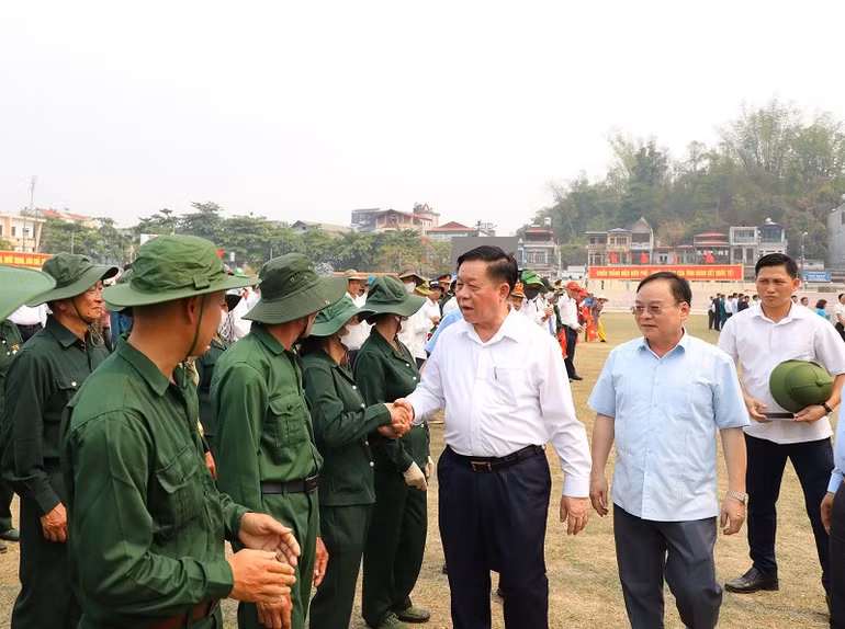 Đồng chí Nguyễn Trọng Nghĩa động viên các lực lượng tập luyện diễu binh, diễu hành tại Sân vận động tỉnh.