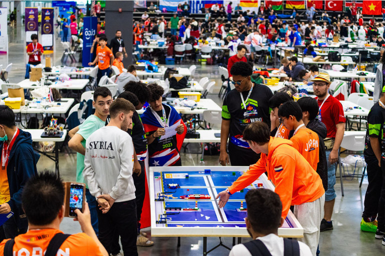 WRO 2023 có 451 đội thi với gần 1.500 thí sinh từ 81 quốc gia và vùng lãnh thổ tham dự. (Ảnh: WRO 2023)