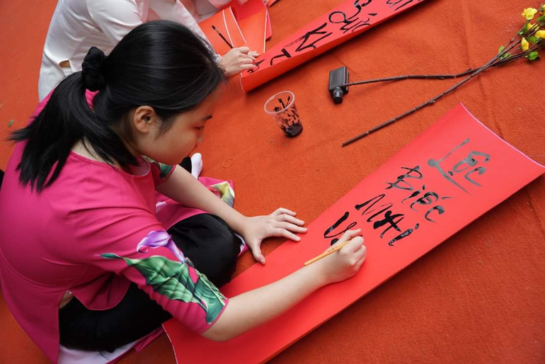 Các em viết ra những lời chúc tốt đẹp, ý nghĩa trong năm mới