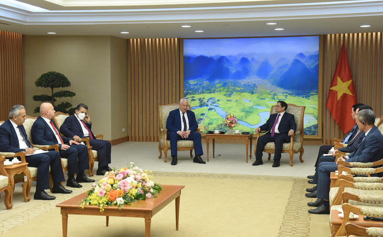 Thủ tướng mong muốn trong thời gian tới, Việt Nam và Palestine phối hợp để phát huy vai trò, vị thế, uy tín của mỗi nước và cùng ủng hộ lẫn nhau trong các khuôn khổ hợp tác trên cả bình diện song phương và đa phương. Trước mắt, hai nước tổ chức thành công các hoạt động kỷ niệm 35 năm thiết lập quan hệ ngoại giao giữa hai nước; tăng cường trao đổi đoàn các cấp; thúc đẩy hợp tác trong lĩnh vực một bên có nhu cầu và bên kia có khả năng... Thủ tướng mong muốn trong thời gian tới, Việt Nam và Palestine phối hợp để phát huy vai trò, vị thế, uy tín của mỗi nước và cùng ủng hộ lẫn nhau trong các khuôn khổ hợp tác trên cả bình diện song phương và đa phương. Trước mắt, hai nước tổ chức thành công các hoạt động kỷ niệm 35 năm thiết lập quan hệ ngoại giao giữa hai nước; tăng cường trao đổi đoàn các cấp; thúc đẩy hợp tác trong lĩnh vực một bên có nhu cầu và bên kia có khả năng...