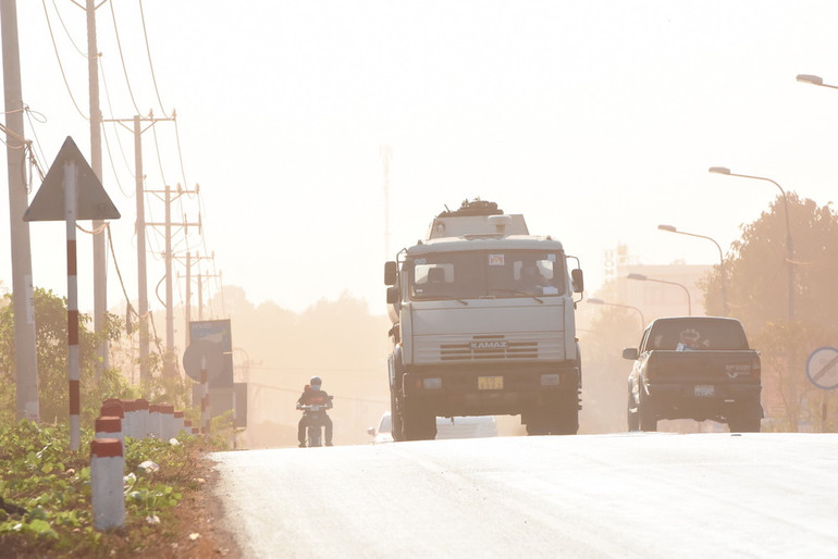 Nhiều doanh nghiệp FDI bị bụi đất đỏ từ quá trình xây dựng sân bay phủ kín nhà xưởng. Trên các tuyến đường cách công trường xây dựng sân bay Long Thành hơn 10km cũng bị bụi gây ô nhiễm.