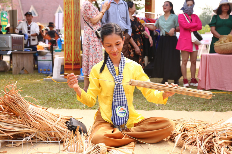 Ngoài ra du khách còn được trực tiếp ngắm nhìn nghệ nhân làm những sản phẩm thủ công đan lát. Được biết, nghề thủ công đan đát không phải là nguồn thu nhập chính của người dân Sóc Trăng nhưng đây cũng là công việc giúp cho người dân có thêm thu nhập, trang trải cuộc sống.