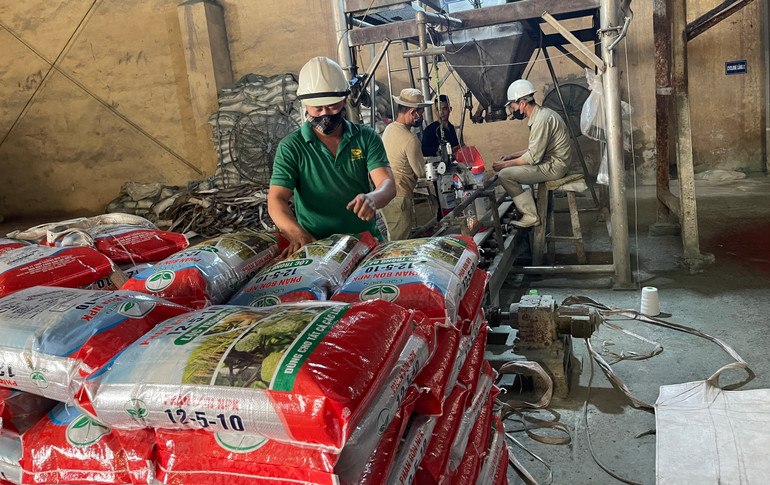 Khu nhà kho chứa nguyên liệu được xây dựng rộng rãi khắc phục tình trạng để nguyên liệu ở ngoài trời.