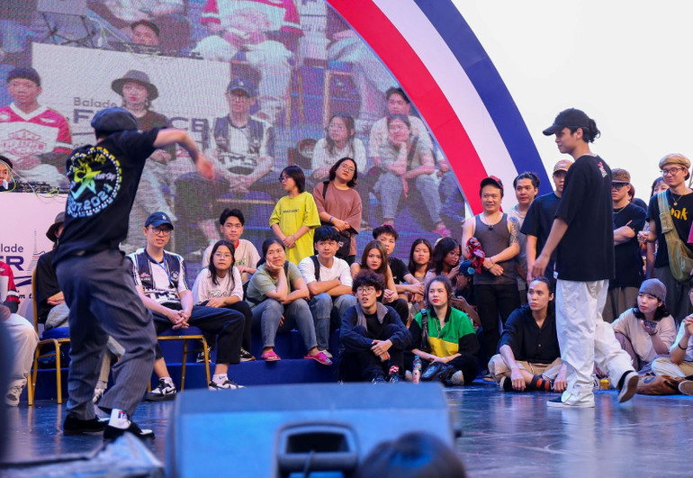 Trong khuôn khổ lễ hội, còn có rất nhiều hoạt động bên lề như vẽ tranh tại workshop, tham gia trò chơi trúng thưởng, hoạt động thi đấu nhảy hip hop thu hút đông đảo sự quan tâm cũng như tạo một sân chơi lành mạnh cho giới trẻ Thủ đô vào dịp cuối tuần.