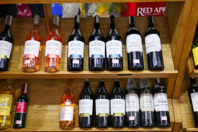 Khi nhắc đến nước Pháp, không thể nào không nhắc đến rượu vang - một nét văn hóa đặc trưng của người Pháp.Với bề dày lịch sử trồng nho và sản xuất rượu vang từ lâu đời, rượu vang Pháp luôn được giới sành vang đặc biệt ưa chuộng.