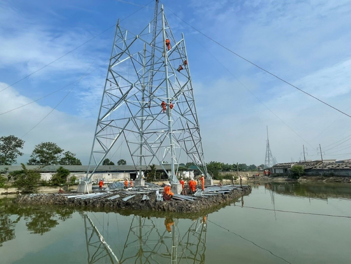 Một số vị trí thi công làm nằm trong khu vực đầm lầy, thiết bị cơ giới không thể vào nên công tác vận chuyển đều phải thực hiện bằng sức người.