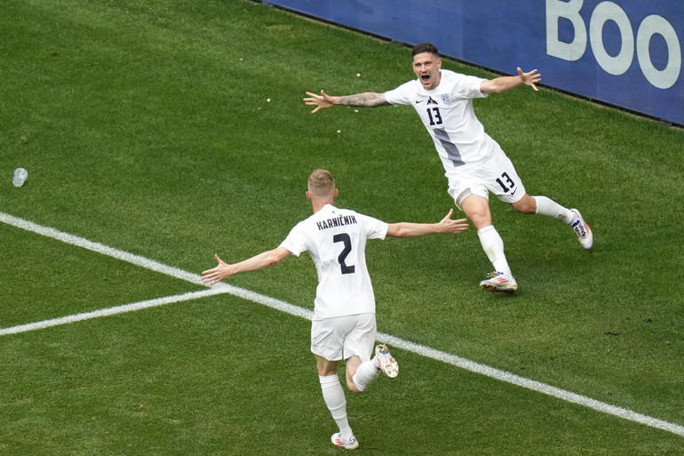 Hậu vệ cánh phải Karnicnik thành công ghi bàn thắng mở tỷ số cho đội tuyển Slovenia. (Ảnh: AP) Hậu vệ cánh phải Karnicnik thành công ghi bàn thắng mở tỷ số cho đội tuyển Slovenia. (Ảnh: AP)