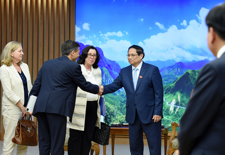 Thủ tướng Phạm Minh Chính đón các thành viên đi cùng đoàn với bà Manuela V. Ferro, Phó Chủ tịch Ngân hàng Thế giới (World Bank) phụ trách khu vực Đông Á-Thái Bình Dương.