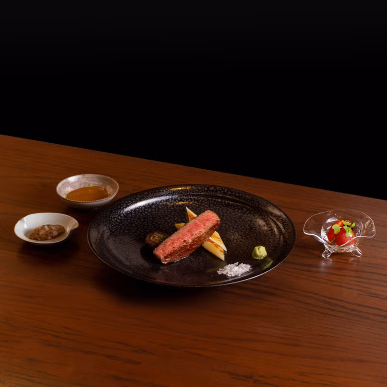 Nhà hàng Hibana by Koki bên trong Khách sạn Capella Hanoi năm thứ 2 liên tiếp được vinh danh 1 sao Michelin. Nhà hàng Hibana by Koki bên trong Khách sạn Capella Hanoi năm thứ 2 liên tiếp được vinh danh 1 sao Michelin.