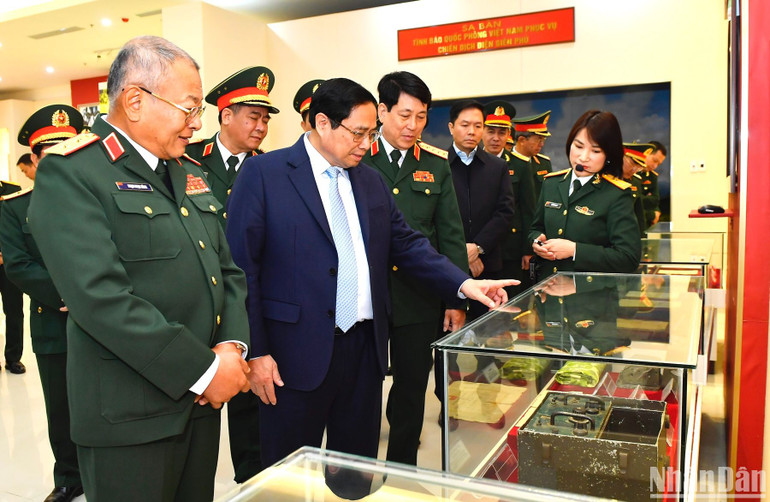 Thủ tướng Phạm Minh Chính thăm Bảo tàng truyền thống của Tình báo Quốc phòng.