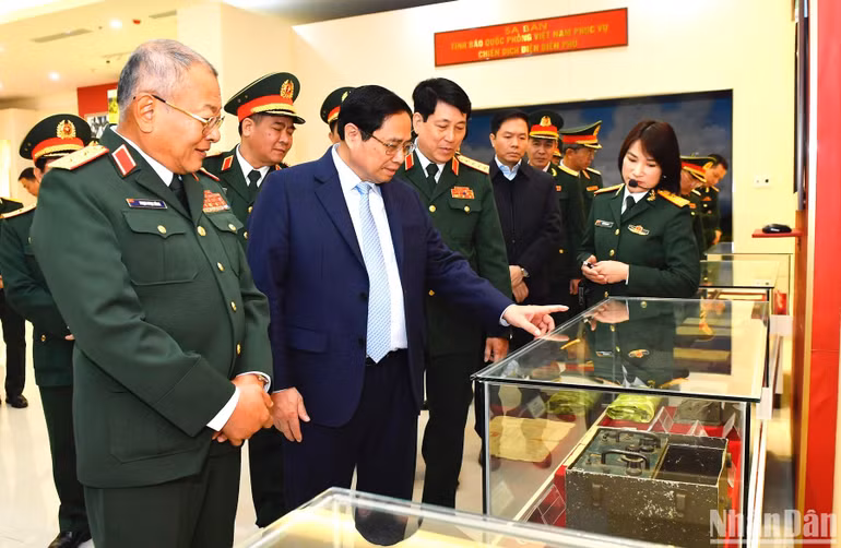 Thủ tướng Phạm Minh Chính thăm Bảo tàng truyền thống của Tình báo Quốc phòng.