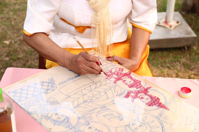 Để hoàn thành một bức tranh trên kiếng không phải chuyện đơn giản, người vẽ cần trải qua nhiều công đoạn khó nhằn, đòi hỏi sự khéo léo trong từng nét bút, tay nghề cao, mắt thẩm mỹ trong việc chọn lựa và phối màu nhằm giúp tranh có hồn. Đề tài vẽ tranh cũng khá phong phú, đặc biệt thể loại được ưa chuộng chính là tái hiện câu chuyện kể về cuộc đời của Đức Phật Thích Ca, tả lại phong cảnh chùa hay những địa danh nổi tiếng,...Tranh kính thường được treo và trưng bày trong các ngôi chùa.