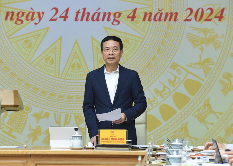 Bộ trưởng Thông tin và Truyền thông Nguyễn Mạnh Hùng phát biểu tại phiên họp.