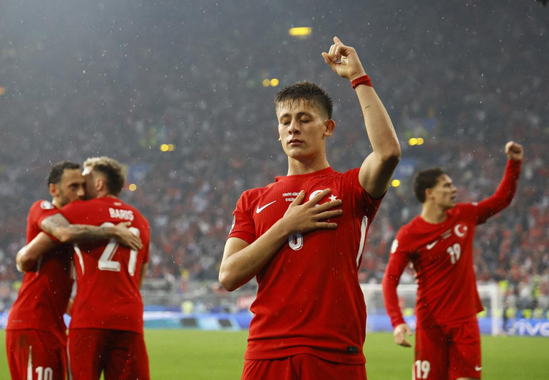 Tiền vệ Arda Güler ăn mừng sau khi ghi siêu phẩm, đưa đội tuyển Thổ Nhĩ Kỳ vượt lên dẫn trước 2-1. (Ảnh: Reuters)