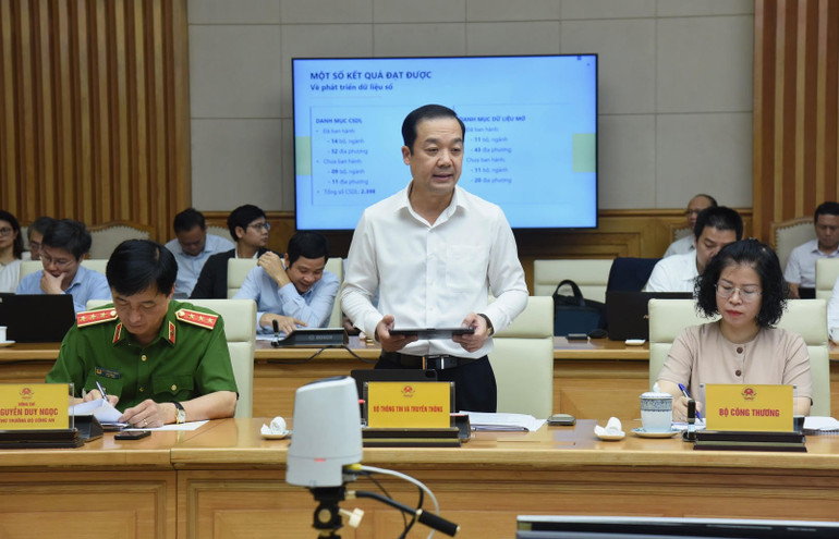 Thứ trưởng Thông tin và Truyền thông Phạm Đức Long phát biểu tại phiên họp.