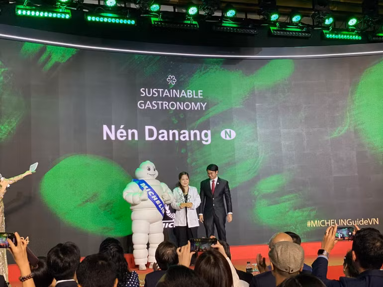 Nén Danang nhà hàng duy nhất tại Việt Nam được trao tặng Ngôi sao xanh. Nén Danang nhà hàng duy nhất tại Việt Nam được trao tặng Ngôi sao xanh.