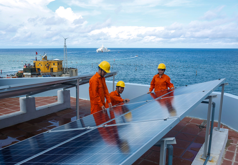 Giai đoạn 2024-2026, EVNSPC tiếp tục đầu tư nâng cao hơn nữa chất lượng điện năng, thời gian cấp điện phục vụ quân và dân nơi đầu sóng ngọn gió. Giai đoạn 2024-2026, EVNSPC tiếp tục đầu tư nâng cao hơn nữa chất lượng điện năng, thời gian cấp điện phục vụ quân và dân nơi đầu sóng ngọn gió.