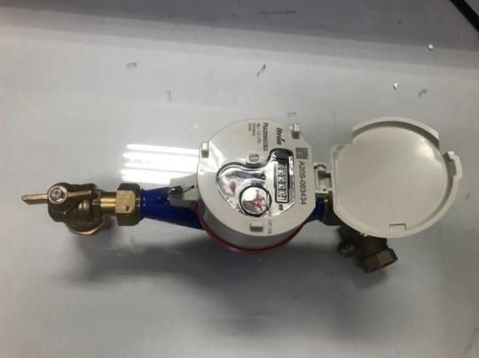 Mở nắp mặt số đồng hồ nước.