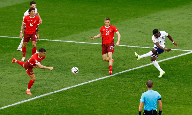 Chỉ sau 5 phút, Buyako Saka, trong một phút toả sáng bất ngờ đã ghi bàn thắng đẹp mắt để gỡ hoà cho đội tuyển Anh và đưa trận đấu trở lại vạch xuất phát. (Ảnh: Reuters)