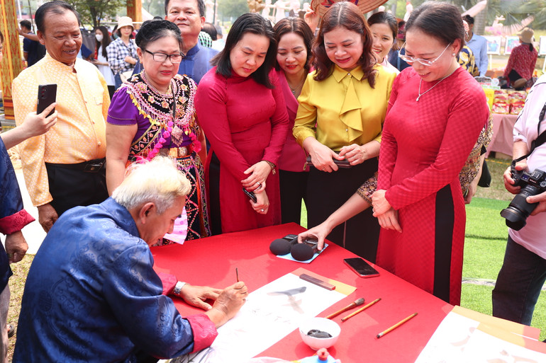 Trong ngày hội quảng bá, du khách được trải nghiệm và thưởng thức những nét đặc sắc của văn hóa người Hoa tại tỉnh Sóc Trăng. Đặc biệt là phong tục viết thư pháp của người Hoa thu hút sự quan tâm nhiều người dân và du khách.