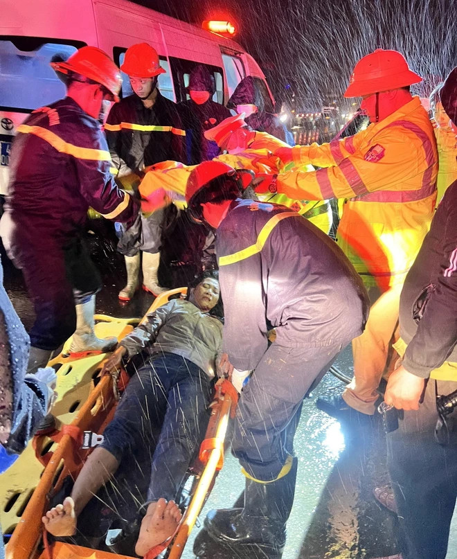 Lực lượng cứu hộ đưa người bị nạn đi cấp cứu tại bệnh viện. (Ảnh: TTXVN)