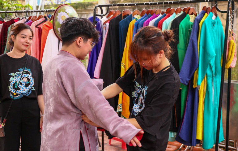 Trải nghiệm mặc Việt Phục trong sự kiện. (Ảnh: Uyển Nhi)