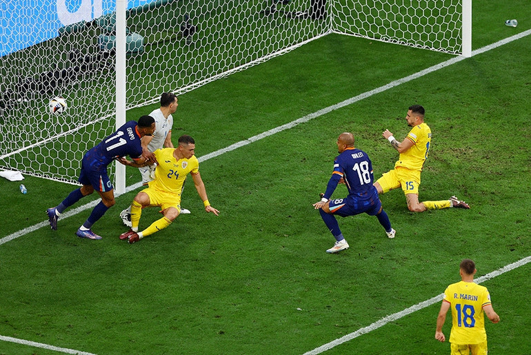 Pha rê bóng xuất sắc của tiền đạo Cody Gakpo đã "dọn cỗ" cho người đồng đội của mình là Malen ghi bàn nâng tỉ số lên thành 2-0. (Ảnh: Reuters)