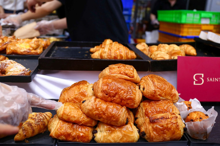 Bánh croissant (sừng bò) ẩn chứa sự tinh tế, cầu kỳ của ẩm thực Pháp. Ngoài ra còn có những món ăn nổi tiếng như bánh crêpe, bánh macaron và nhiều loại bánh khác.