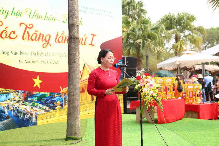 Bà Huỳnh Thị Diễm Ngọc, Phó Chủ tịch Ủy ban nhân dân tỉnh Sóc Trăng phát biểu khai mạc ngày hội Văn hóa-Du lịch tỉnh Sóc Trăng lần thứ nhất. Phát biểu khai mạc, bà Ngọc bày tỏ niềm vui khi được đem nét đặc sắc văn hóa, con người và ẩm thực của Sóc Trăng đến với nhiều nơi trên cả nước và được người dân lẫn du khách nhiệt tình ủng hộ.